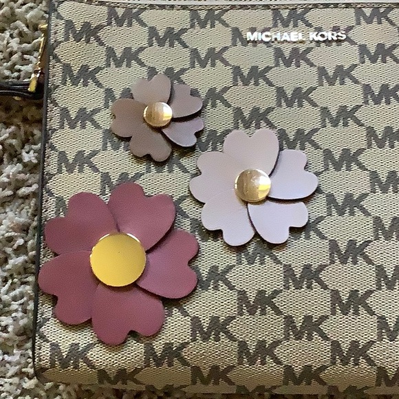 Michael Kors wristlet - Picture 6 of 8